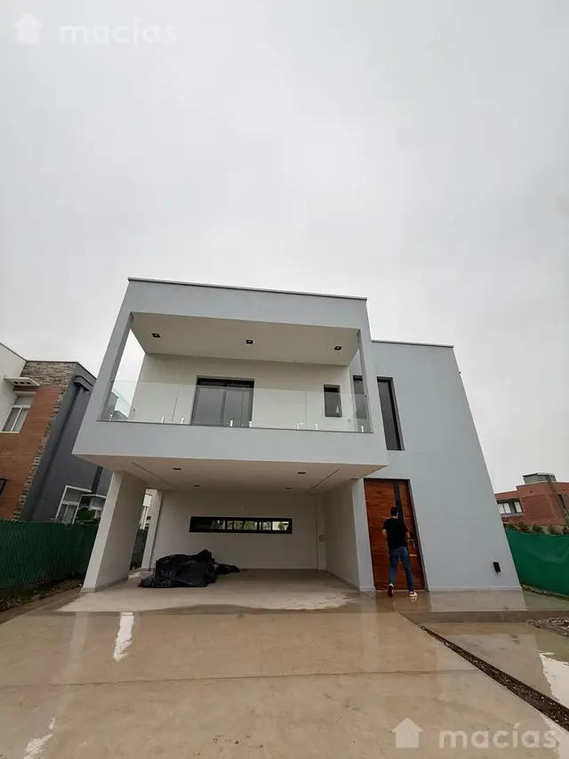 Casa en dos plantas a estrenar. Terreno 365 m2, Sup. Total 289,82m2, se componen de Sup. Cubierta 186m2, Sup. semicubierta 52m2 ( 103.5/2)